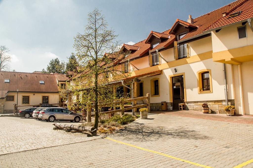 Hotel Lony Mochov エクステリア 写真