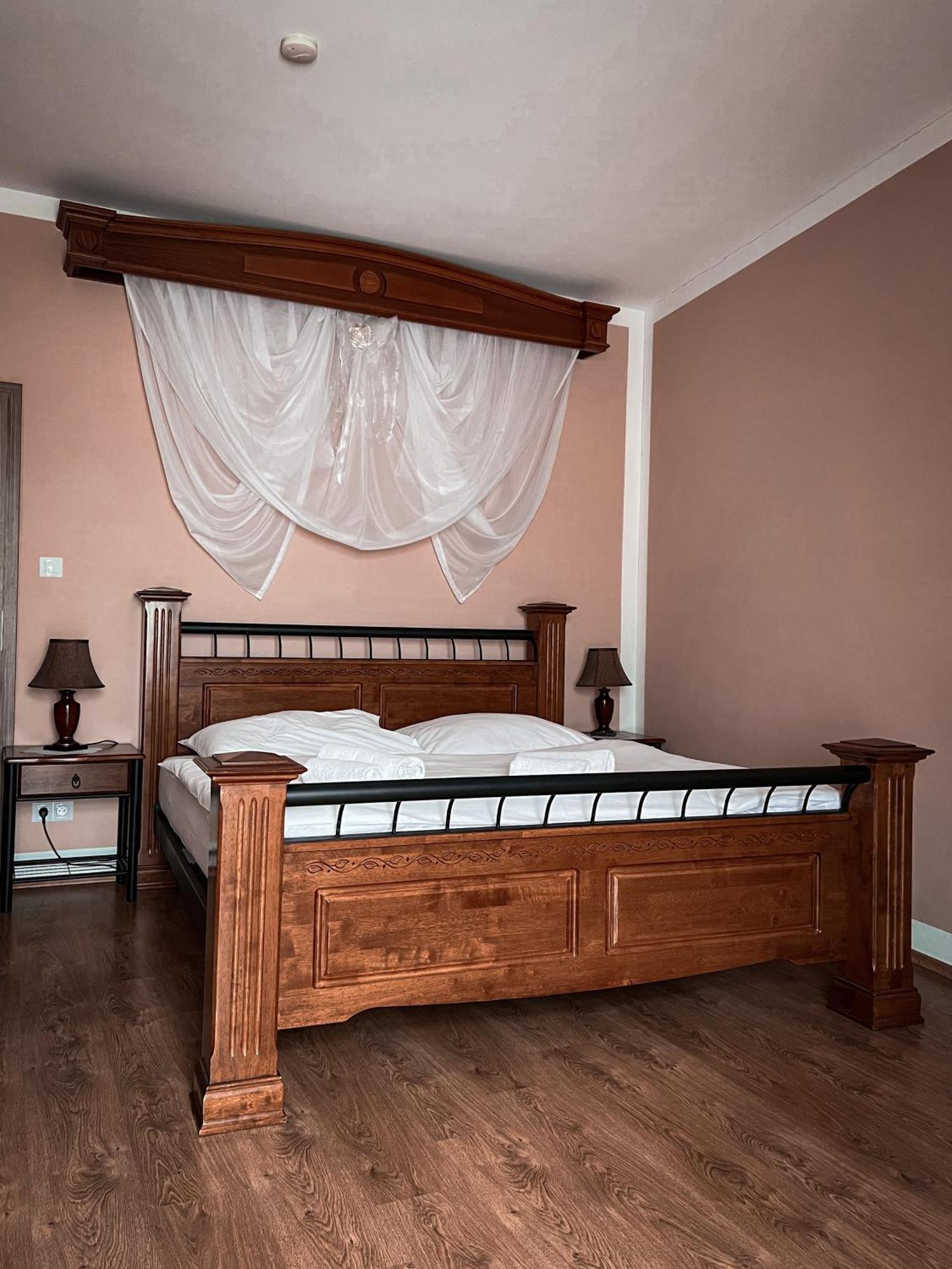Hotel Lony Mochov エクステリア 写真