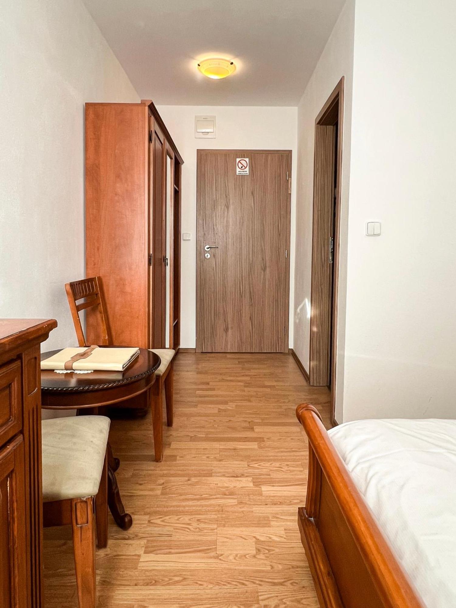 Hotel Lony Mochov エクステリア 写真