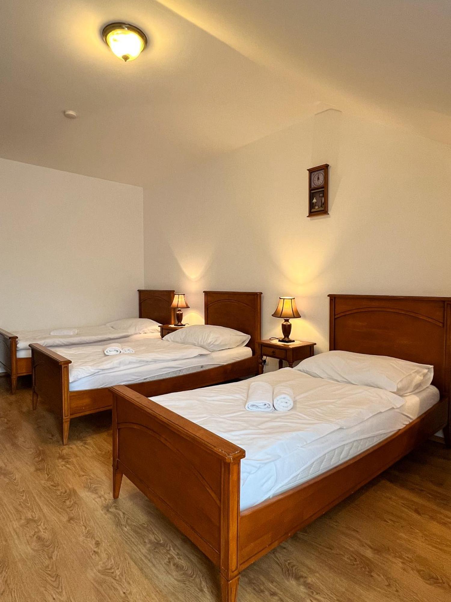 Hotel Lony Mochov エクステリア 写真