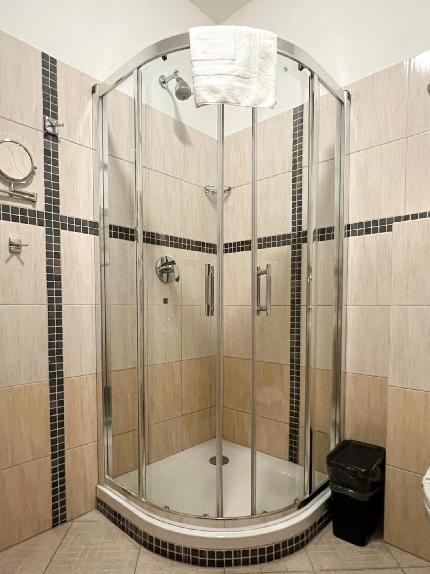Hotel Lony Mochov エクステリア 写真