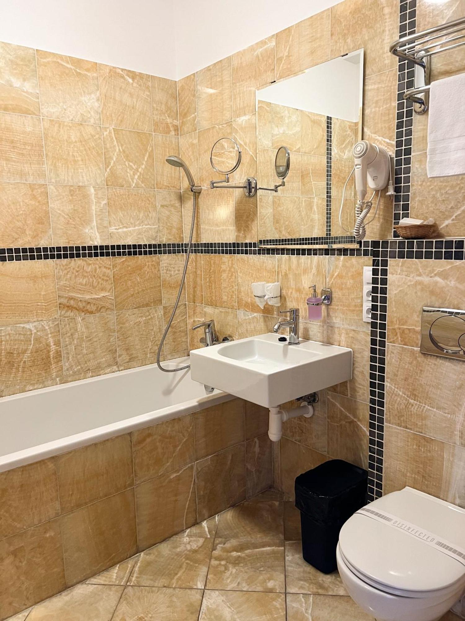Hotel Lony Mochov エクステリア 写真