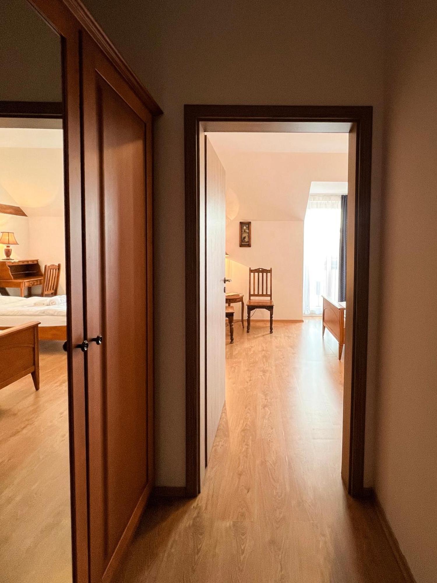 Hotel Lony Mochov エクステリア 写真