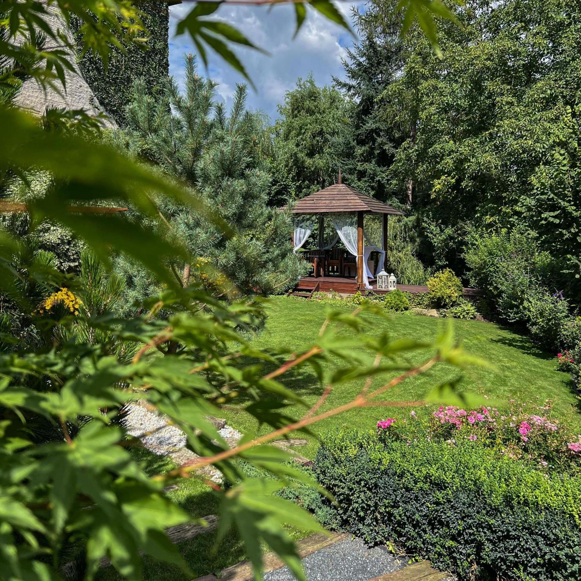 Hotel Lony Mochov エクステリア 写真